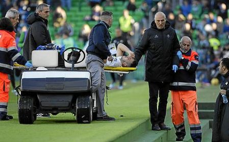 Tomás Calero, junto a Feddal en el partido ante el Villarreal. Tomás Calero, junto a Feddal en el partido ante el Villarreal.