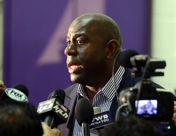 Los Lakers vuelven a ser multados con 50.000 dólares por unos comentarios de Magic Johnson Los Lakers vuelven a ser multados con 50.000 dólares por unos comentarios de Magic Johnson