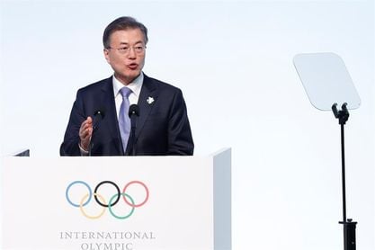 El presidente de Corea del Sur recibe a la delegación del Norte con la hermana de Kim El presidente de Corea del Sur recibe a la delegación del Norte con la hermana de Kim