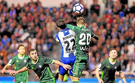 Álvarez Izquierdo vio penalti en este salto entre Borges y Pezzella y el Deportivo empató en el 93´ en la última visita del Betis a Riazor. Álvarez Izquierdo vio penalti en este salto entre Borges y Pezzella y el Deportivo empató en el 93´ en la última visita del Betis a Riazor.