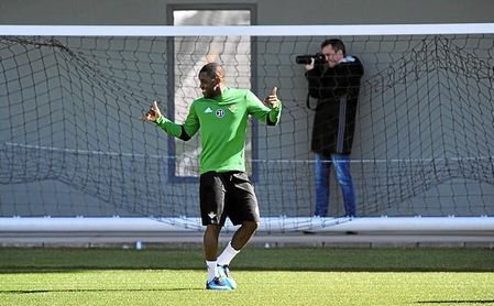 Campbell, en el entrenamiento del Betis de este martes. Campbell, en el entrenamiento del Betis de este martes.