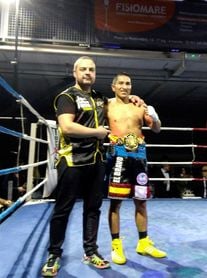 Hinostroza campeón de España de peso mosca por KO Hinostroza campeón de España de peso mosca por KO