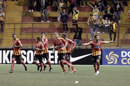 2-2. Herediano empata a Tigres en el último minuto y mantiene viva la serie 2-2. Herediano empata a Tigres en el último minuto y mantiene viva la serie