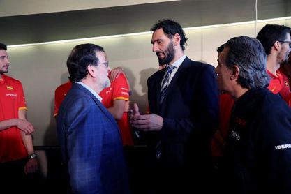 Mariano Rajoy recibe una camiseta de la selección española de baloncesto Mariano Rajoy recibe una camiseta de la selección española de baloncesto