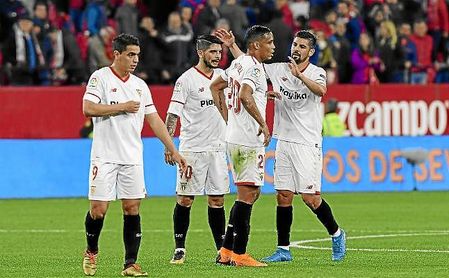 Ben Yedder, Banega, Muriel y Nolito tras finalizar el partido. Ben Yedder, Banega, Muriel y Nolito tras finalizar el partido.