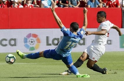 El Málaga, obligado a ganar ante un Sevilla herido El Málaga, obligado a ganar ante un Sevilla herido