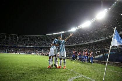 4-2. Racing Club vence al Cruzeiro con un triplete de Lautaro Martínez 4-2. Racing Club vence al Cruzeiro con un triplete de Lautaro Martínez