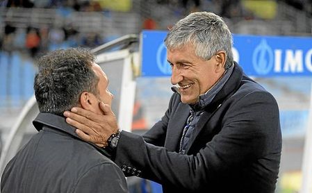 Eusebio y Setién se saludan antes de un partido. Eusebio y Setién se saludan antes de un partido.