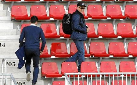Juan Carlos Osorio siguió el entrenamiento sevillista de ayer junto a Javi Guerrero. Juan Carlos Osorio siguió el entrenamiento sevillista de ayer junto a Javi Guerrero.