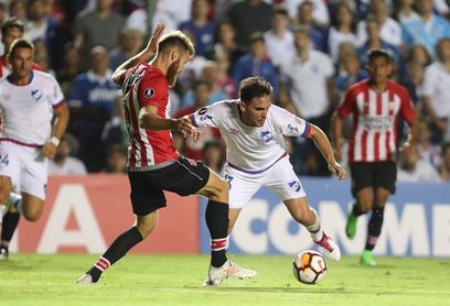 0-0. Estudiantes rescata un empate insulso ante el Nacional uruguayo 0-0. Estudiantes rescata un empate insulso ante el Nacional uruguayo