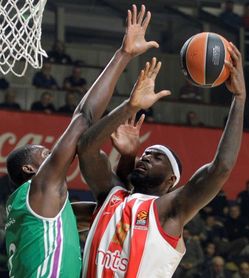 80-76. El Unicaja se ahoga en la Euroliga ante un Estrella Roja superior 80-76. El Unicaja se ahoga en la Euroliga ante un Estrella Roja superior