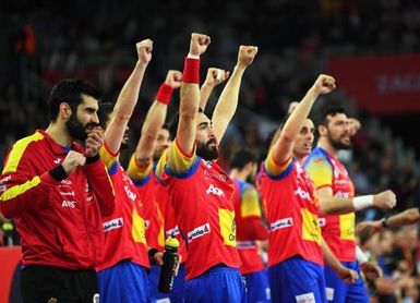Los ´Hispanos´ y su detalle con el Sevilla. Los ´Hispanos´ y su detalle con el Sevilla.