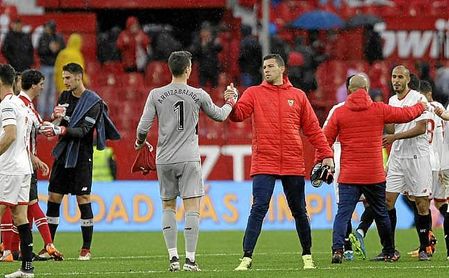 Rico se saluda con San José, mientras Kepa y Soria hacen lo propio. Rico se saluda con San José, mientras Kepa y Soria hacen lo propio.