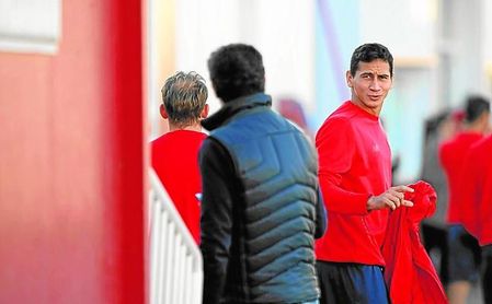 El Sevilla no atiende a la petición de salir libre del agente del brasileño Paulo Henrique Ganso. El Sevilla no atiende a la petición de salir libre del agente del brasileño Paulo Henrique Ganso.