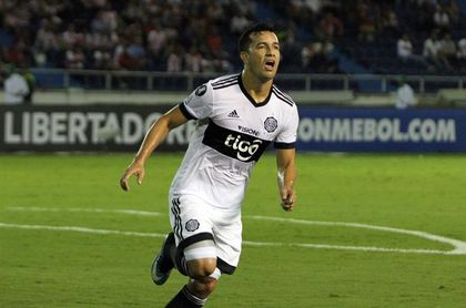 Olimpia se afianza en el liderato con goles de Camacho y en un partido jugado en dos días Olimpia se afianza en el liderato con goles de Camacho y en un partido jugado en dos días