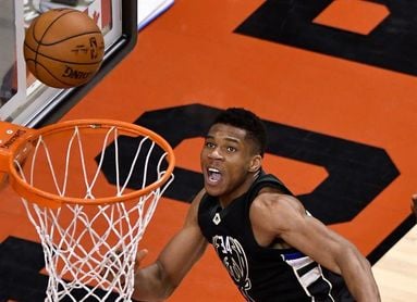 118-110. Antetokounmpo y los Bucks remontan y vencen a los Sixers 118-110. Antetokounmpo y los Bucks remontan y vencen a los Sixers