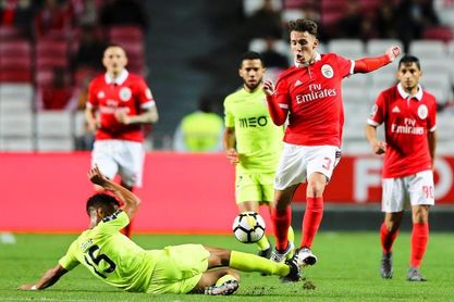 El Benfica vence sin problemas al Desportivo Aves (2-0) y se acerca al Oporto El Benfica vence sin problemas al Desportivo Aves (2-0) y se acerca al Oporto