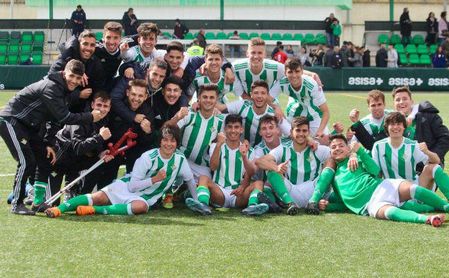 Los jugadores verdiblancos celebran la victoria sobre el césped. Los jugadores verdiblancos celebran la victoria sobre el césped.