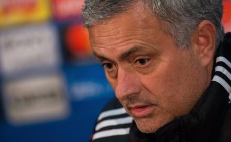 Mourinho dice que De Boer es "el peor técnico en la historia de la Premier" Mourinho dice que De Boer es "el peor técnico en la historia de la Premier"