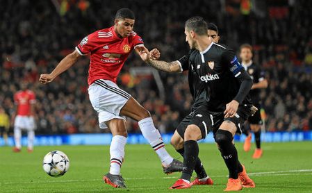 Escudero tapa una arrancada de Rashford. Escudero tapa una arrancada de Rashford.