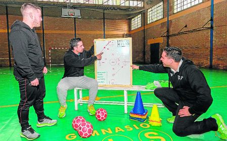 José Gallardo, en el centro, prepara el entrenamiento diario con su sobrino José Antonio y su cuñado Antonio José en el Gimnasio Atlas. José Gallardo, en el centro, prepara el entrenamiento diario con su sobrino José Antonio y su cuñado Antonio José en el Gimnasio Atlas.