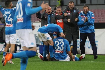 Albiol pone al Nápoles a dos puntos del líder Juventus y el Lazio tropieza Albiol pone al Nápoles a dos puntos del líder Juventus y el Lazio tropieza