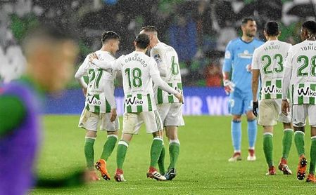 Guardado y Fabián felicitan a Francis por su gol. Guardado y Fabián felicitan a Francis por su gol.