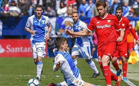 El ´Mudo´ intenta zafarse de un rival en Butarque. El ´Mudo´ intenta zafarse de un rival en Butarque.