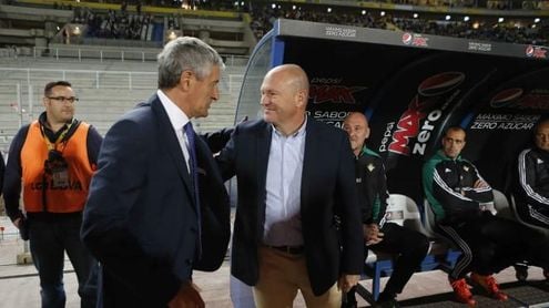 Quique Setién saluda a Pepe Mel en un Las Palmas-Betis. Quique Setién saluda a Pepe Mel en un Las Palmas-Betis.