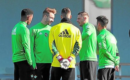 Algunos de los canteranos béticos de la primera plantilla. Algunos de los canteranos béticos de la primera plantilla.