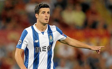 Valencia, Inter y Milan están igualmente atentos al futuro del zaguero cántabro. Valencia, Inter y Milan están igualmente atentos al futuro del zaguero cántabro.