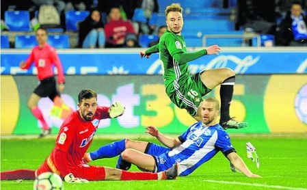 Loren Morón anotó ante el Alavés a los pocos minutos de que Setién introdujese el primer cambio para cerrar la goleada en Mendizorroza. Loren Morón anotó ante el Alavés a los pocos minutos de que Setién introdujese el primer cambio para cerrar la goleada en Mendizorroza.