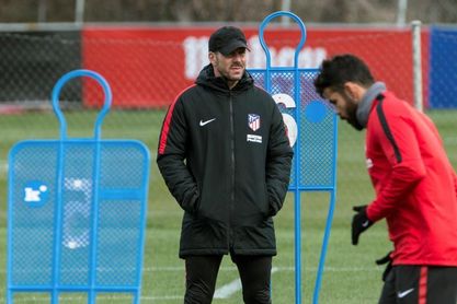 Simeone prueba un ataque Gameiro-Correa pendiente de Diego Costa Simeone prueba un ataque Gameiro-Correa pendiente de Diego Costa