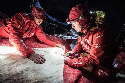 El ´Mapfre´, tras 13 horas de parada para reparaciones, ha vuelto a la etapa El ´Mapfre´, tras 13 horas de parada para reparaciones, ha vuelto a la etapa