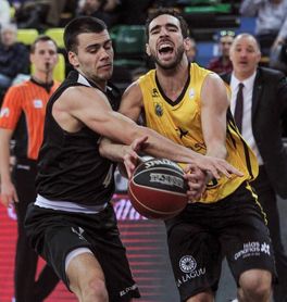 67-74. El Tenerife gana en Miribilla y complica la vida al Bilbao Basket 67-74. El Tenerife gana en Miribilla y complica la vida al Bilbao Basket