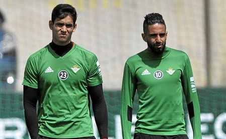 Los argelinos del Betis, Mandi y Boudebouz. Los argelinos del Betis, Mandi y Boudebouz.
