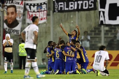 Delfín vuelve bañado de gloria al torneo local tras su triunfo ante Colo Colo Delfín vuelve bañado de gloria al torneo local tras su triunfo ante Colo Colo