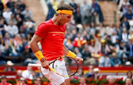 Nadal supera a Kohlschreiber y empata la eliminatoria Nadal supera a Kohlschreiber y empata la eliminatoria