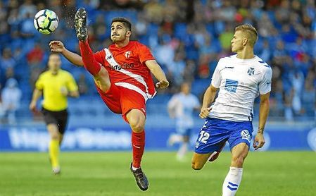 Berrocal intenta controlar el esférico ante un rival tinerfeño. Berrocal intenta controlar el esférico ante un rival tinerfeño.