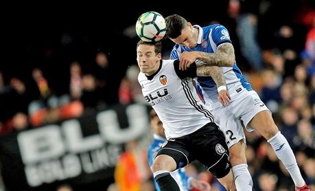 El Valencia se mete en la lucha por el segundo puesto El Valencia se mete en la lucha por el segundo puesto