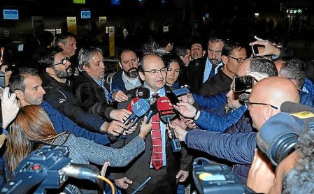 José Castro, atendiendo a los medios en el aeropuerto. José Castro, atendiendo a los medios en el aeropuerto.