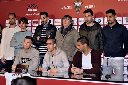 Novo, ya en planta, recibe visita de sus compañeros antes de jugar en Huesca Novo, ya en planta, recibe visita de sus compañeros antes de jugar en Huesca