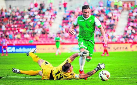 Rubén Castro fue el gran protagonista bético en la última visita a Montilivi, en Segunda, la cual resolvió el canario con dos tantos. Rubén Castro fue el gran protagonista bético en la última visita a Montilivi, en Segunda, la cual resolvió el canario con dos tantos.