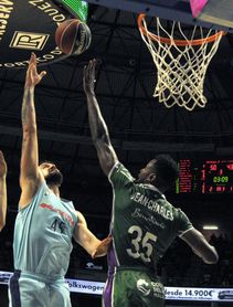80-78. El Unicaja se lleva un partido con alternativas y un final de infarto 80-78. El Unicaja se lleva un partido con alternativas y un final de infarto