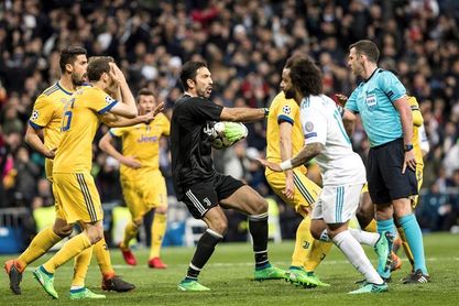 La UEFA "condena enérgicamente" el acoso sufrido por Michael Oliver y su esposa La UEFA "condena enérgicamente" el acoso sufrido por Michael Oliver y su esposa