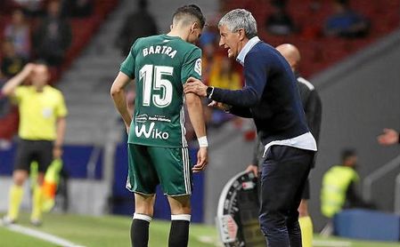 Setién conversa con Bartra en el partido ante el Atlético. Setién conversa con Bartra en el partido ante el Atlético.