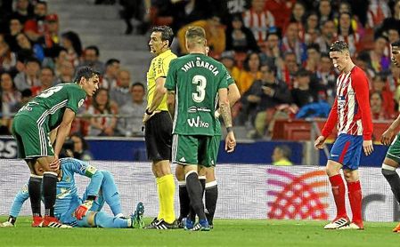 Dani Giménez, lesionado sobre el césped del Wanda Metropolitano. Dani Giménez, lesionado sobre el césped del Wanda Metropolitano.