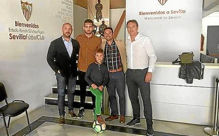 Sergio, en el Ramón Sánchez-Pizjuán donde firmó su contrato. Sergio, en el Ramón Sánchez-Pizjuán donde firmó su contrato.