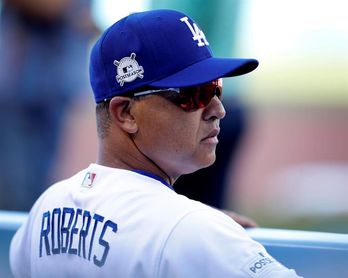 El piloto Dave Roberts tiene el apoyo de los directivos de los Dodgers El piloto Dave Roberts tiene el apoyo de los directivos de los Dodgers