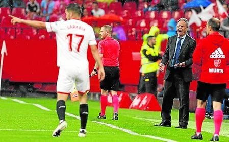 Caparrós eligió a Sarabia por delante de Arana para el lateral izquierdo. Caparrós eligió a Sarabia por delante de Arana para el lateral izquierdo.